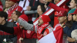 Torcedores do Internacional protestam no Beira-Rio após derrota para o Fluminense pelo Brasileirão