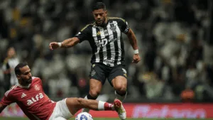 Internacional perde para o Atlético-MG, entra no Z4 e torcedores se revoltam: “Pede para sair, Roger Machado”