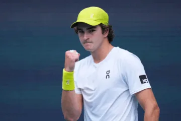 Jacob Fearnley x João Fonseca: onde assistir, horário do jogo pelo Grand Slam de Wimbledon 2025