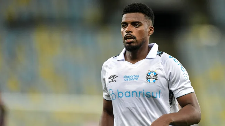 Grêmio negocia saída de Jemerson ao Athletico-PR e torcida comemora: “Levo até Curitiba”