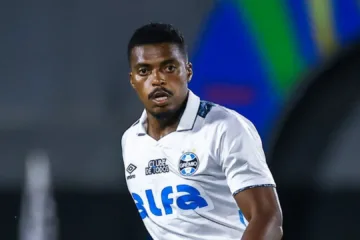 Pedro Espinosa ironiza ao repercutir possível saída de Jemerson do Grêmio para o Athletico-PR: “Se aproxima do Thiago Silva”