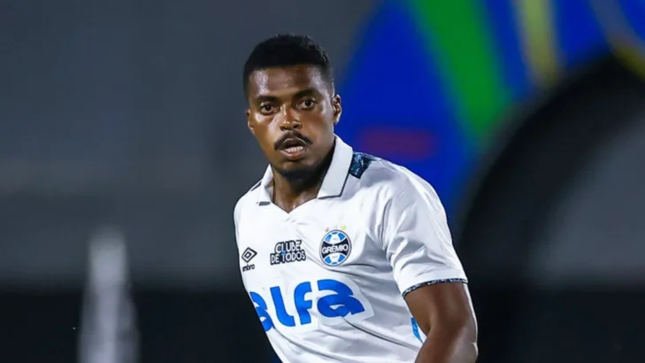 Pedro Espinosa ironiza possível saída de Jemerson do Grêmio para o Athletico-PR: “Se aproxima do Thiago Silva” Pedro Espinosa ironiza possível saída de Jemerson do Grêmio para o Athletico-PR: “Se aproxima do Thiago Silva”