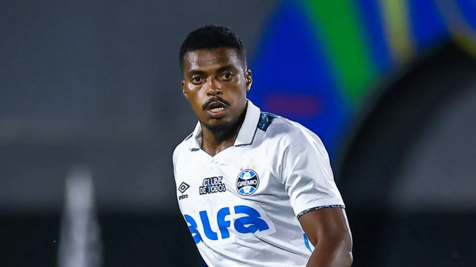 Pedro Espinosa ironiza possível saída de Jemerson do Grêmio para o Athletico-PR: “Se aproxima do Thiago Silva”