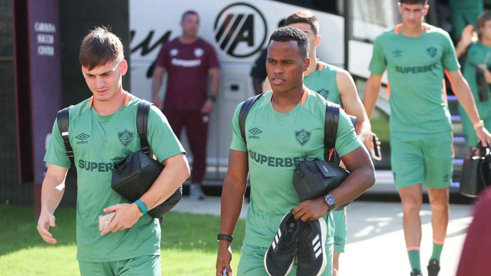 Mundial de Clubes: Jhon Arias chega aos EUA, completa delegação do Fluminense e leva torcedores à loucura