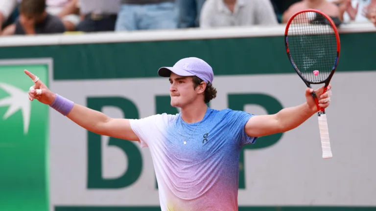 João Fonseca enfrenta Flavio Cobolli no ATP 500 de Halle e pode fazer final contra Jannik Sinner