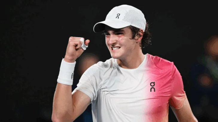 João Fonseca conhece chaves em Wimbledon e torcedores mandam recado: “Dá para sonhar com as quartas” João Fonseca conhece chaves em Wimbledon e torcedores mandam recado: “Dá para sonhar com as quartas”