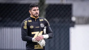 João Paulo abre o jogo sobre possibilidade de deixar o Santos e momento na reserva: “Futuro a Deus pertence”