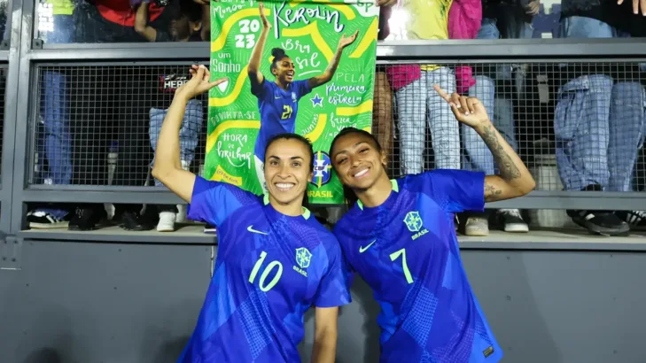 Kerolin e Marta homenageiam filha do treinador Luis Enrique, campeão da Champions League com o PSG Kerolin e Marta homenageiam filha do treinador Luis Enrique, campeão da Champions League com o PSG