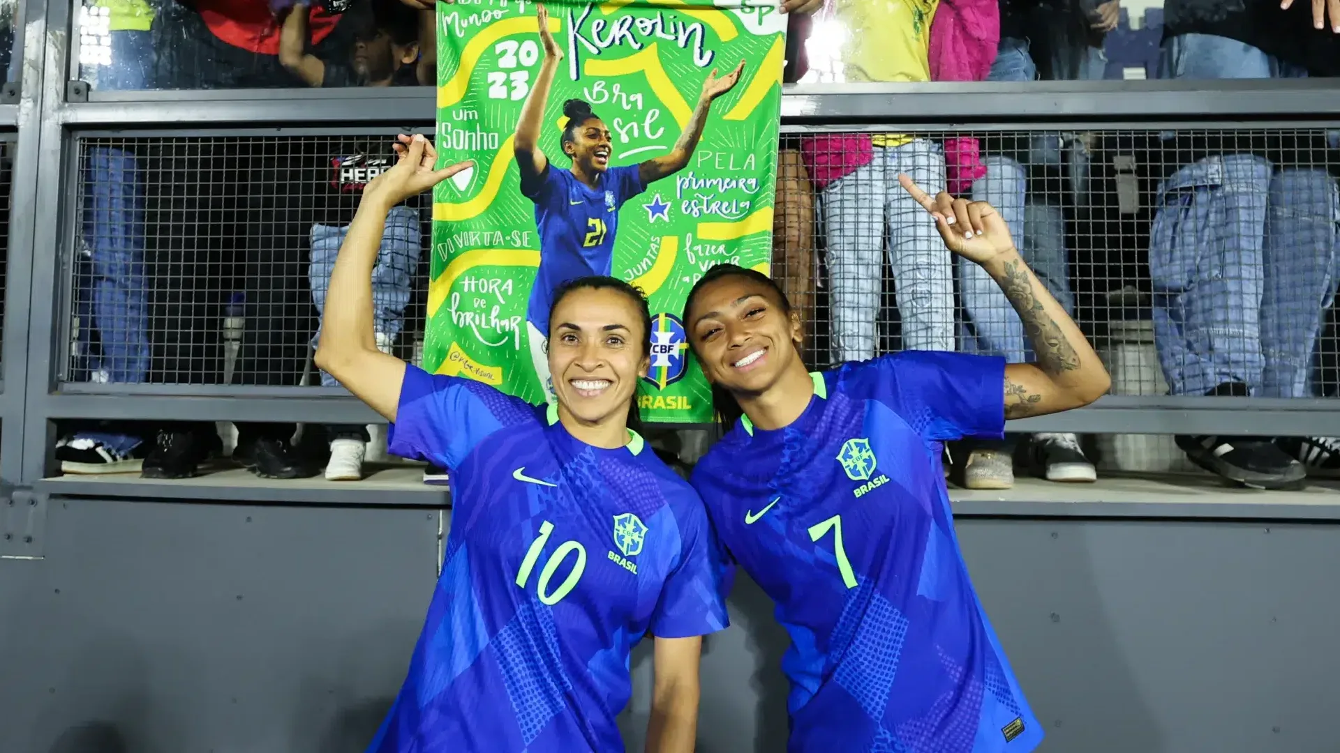Kerolin e Marta homenageiam filha do treinador Luis Enrique, campeão da Champions League com o PSG