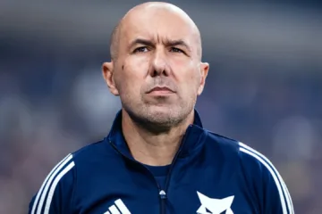 Leonardo Jardim reclama da arbitragem de Vitória x Cruzeiro por expulsão de Eduardo: “Vermelho mal analisado”
