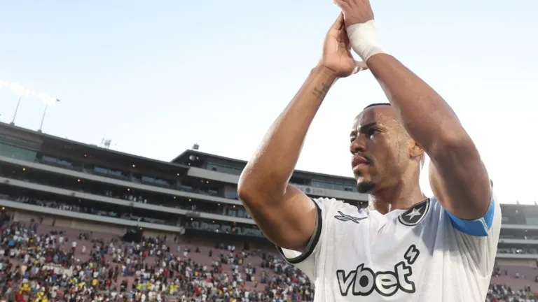 Marlon Freitas ignora polêmica e revela papo com Vitinha após PSG x Botafogo no Mundial: “Falou comigo e pediu desculpas”