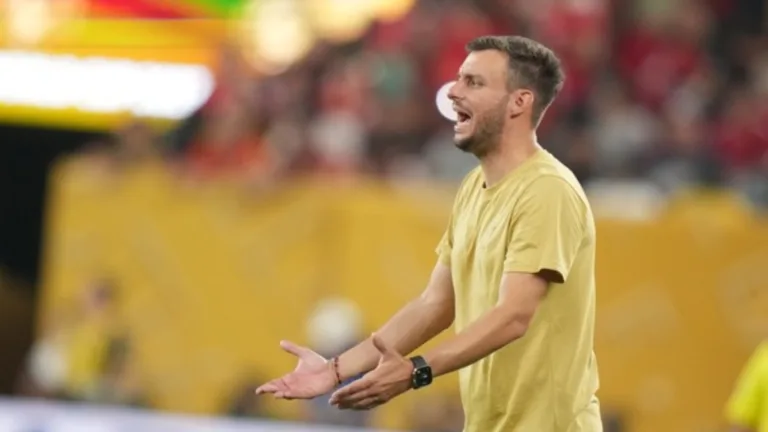 Torcedores do Porto protestam na chegada da delegação após eliminação para o Palmeiras no Mundial de Clubes