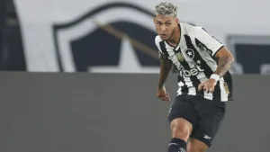 Lateral do Botafogo, Mateo Ponte destaca fase do time e nova posição em campo: “Meu foco é ajudar”