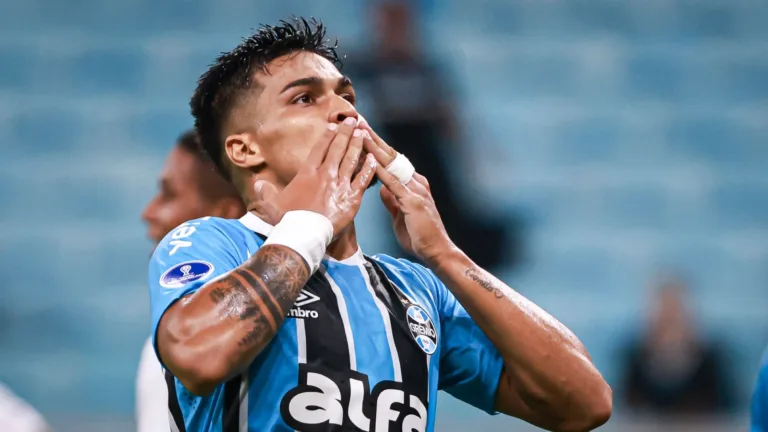 Grêmio formaliza recusa de empréstimo de Arezo ao Peñarol e Marco Souza revela possibilidade de “levar caso para Justiça”