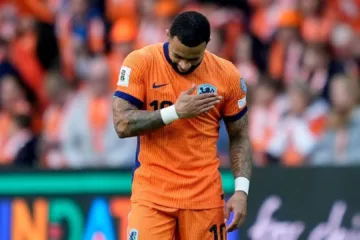 Memphis Depay, atacante do Corinthians, chega a 50 gols com a camisa da Holanda e iguala recorde de Van Persie 