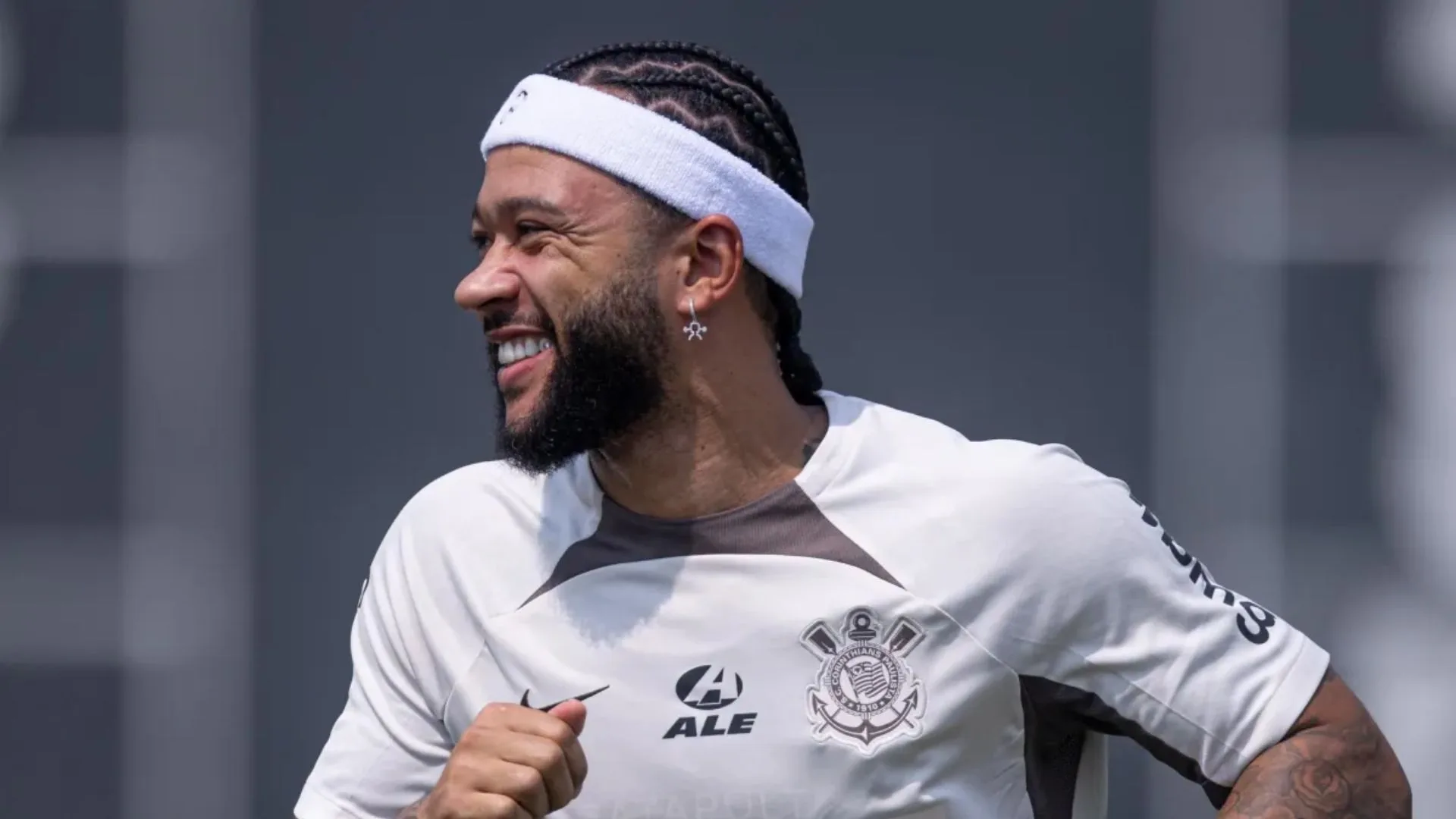 Corinthians pode ter prejuízo com saída de Depay e Craque Neto se revolta: “Se limita a ser tão pequeno”