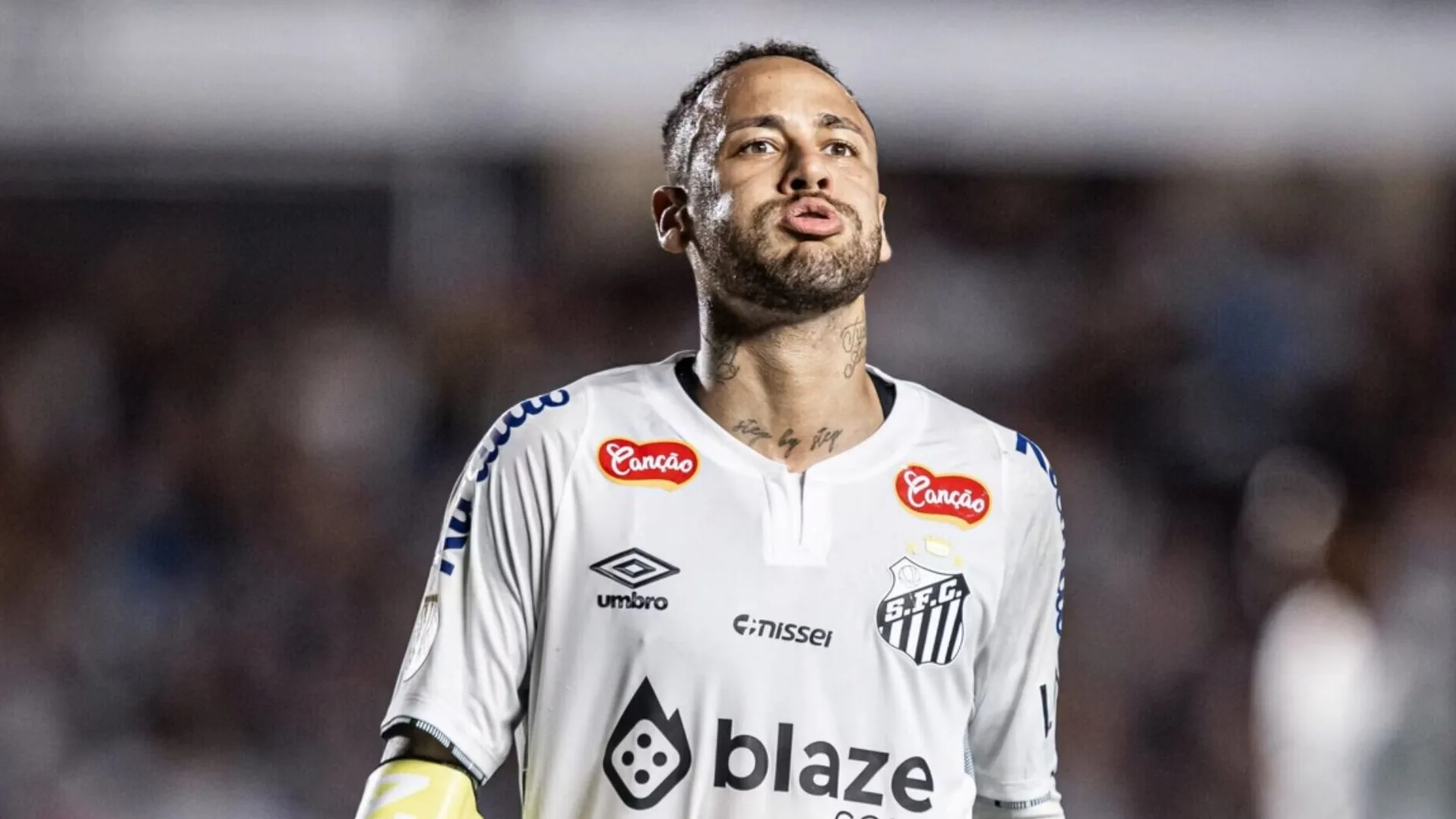 Cicinho repercute rumores de Neymar no Fenerbahce e vê saída do Santos com “bons olhos”: “Clube de massa”
