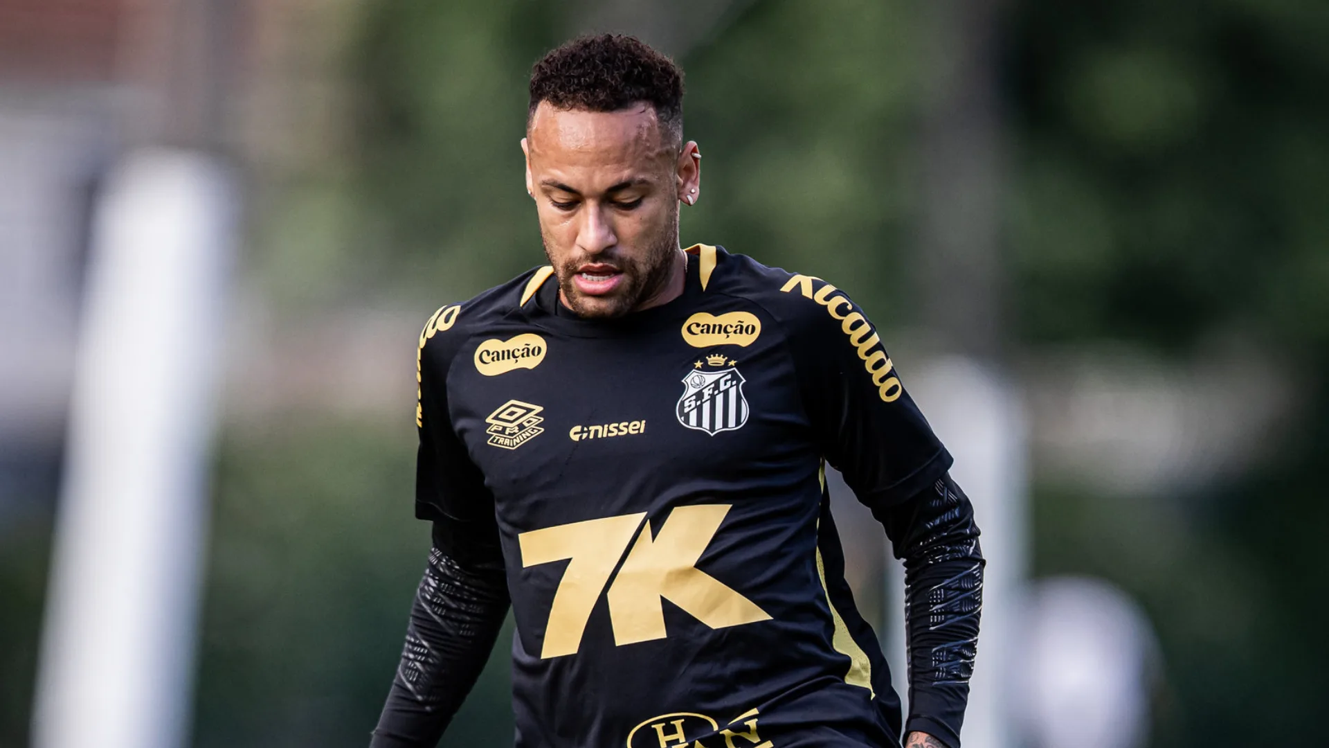 Neymar deixa treino do Santos para fazer visto dos EUA em meio a conversas por renovação