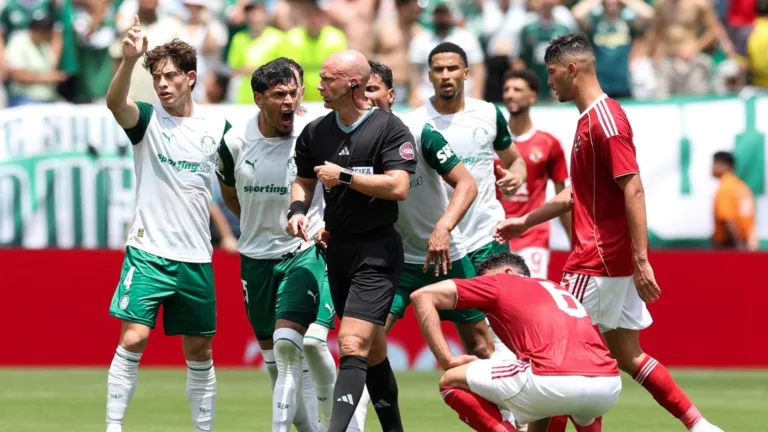 Palmeiras pode perder Veiga, Gómez, Ríos e mais quatro nas oitavas do Mundial de Clubes por cartões