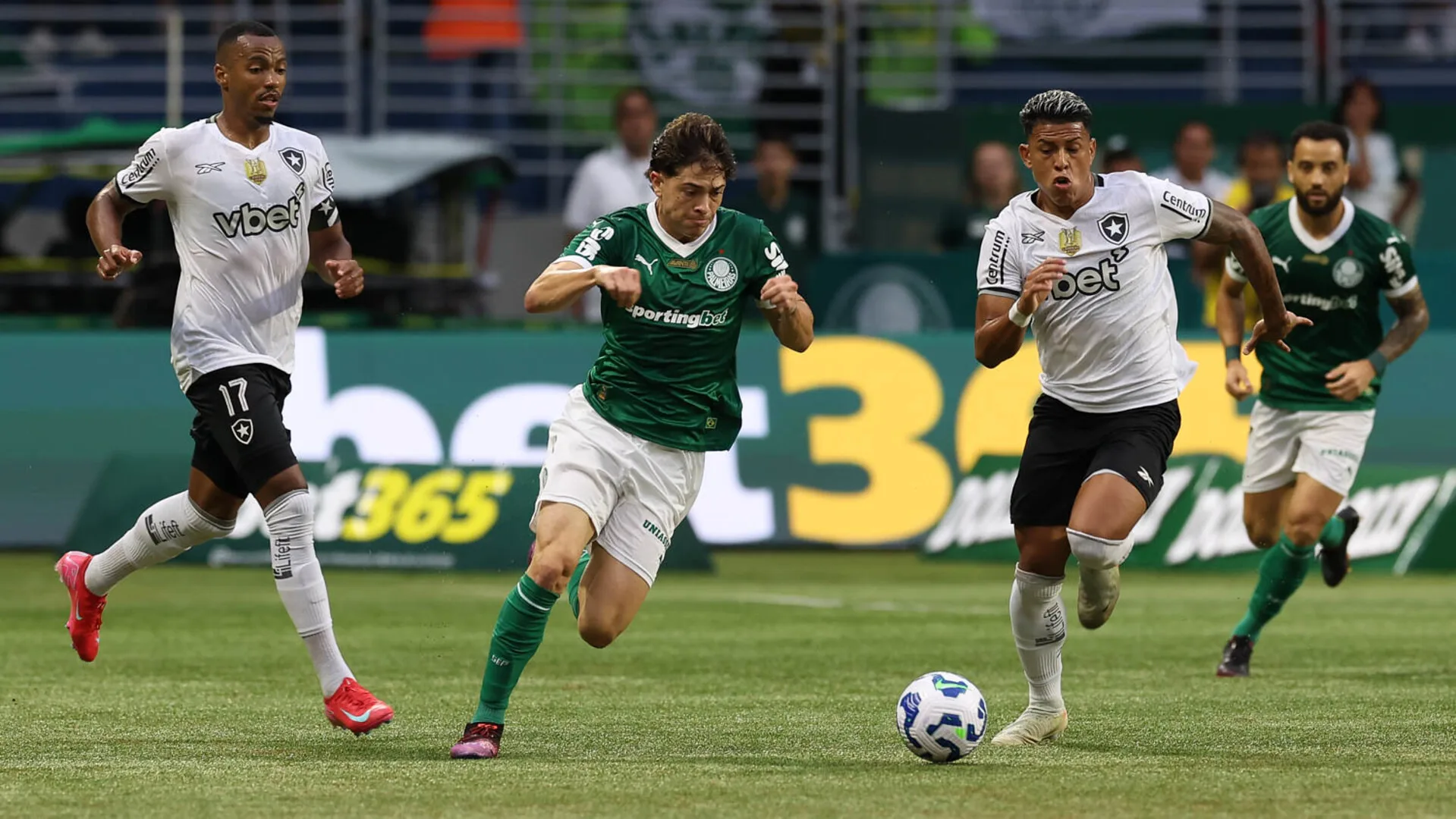 Cicinho elogia Botafogo no Mundial de Clubes e projeta duelo com Palmeiras: “Se tratando de Abel Ferreira, não coloco favoritismo”