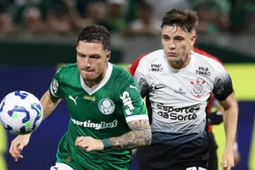 Jogadores de Palmeiras e Corinthians disputam bola em jogo no Brasileirão
