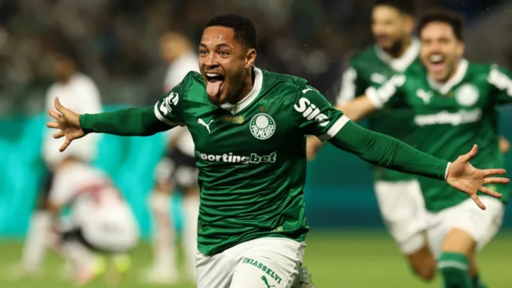 Torcedores rivais ironizam atuação de Vitor Roque pelo Palmeiras no Mundial de Clubes: “Jogador comum custando caro” Torcedores rivais ironizam atuação de Vitor Roque pelo Palmeiras no Mundial de Clubes: “Jogador comum custando caro”