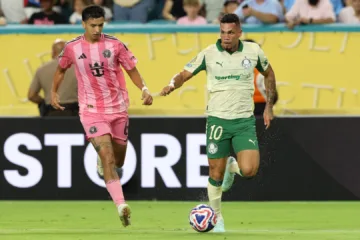 Paulinho se manifesta sobre lesão após classificação do Palmeiras no Mundial de Clubes: “Voltar e ainda sofrer com dor”