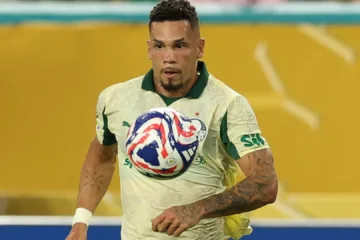 Atlético-MG não pagou a Paulinho repasse de dinheiro de negociação do atacante com Palmeiras