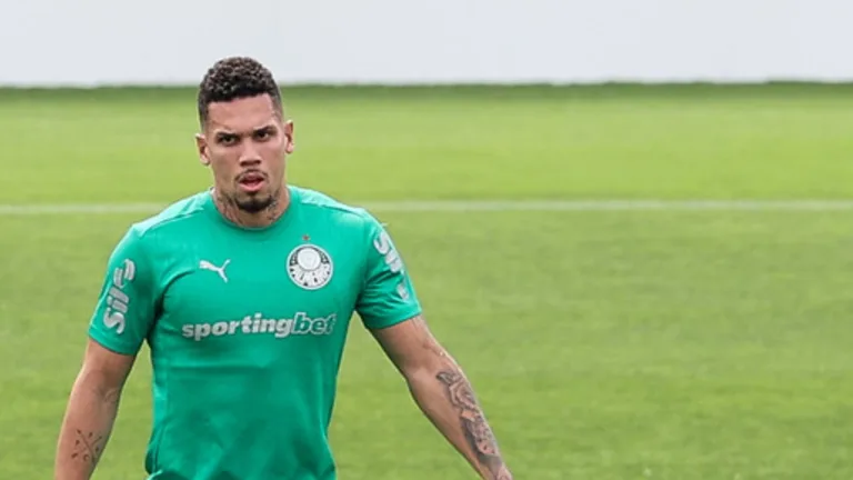 Palmeiras limita atividades de Paulinho, que ainda sente dores na canela, antes da estreia na Copa do Mundo de Clubes da Fifa