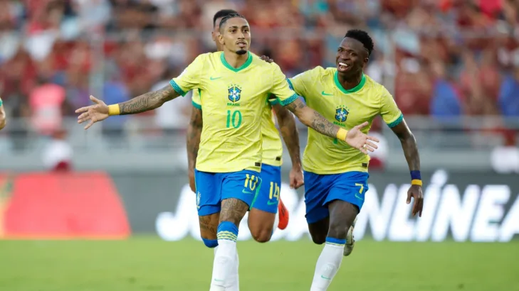 Galvão Bueno comenta posicionamento de Raphinha na seleção brasileira: “Eu acho ele o novo Kaká, o novo Ronaldinho Gaúcho” Galvão Bueno comenta posicionamento de Raphinha na seleção brasileira: “Eu acho ele o novo Kaká, o novo Ronaldinho Gaúcho”