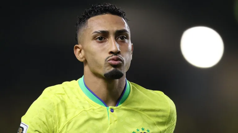 Vampeta sugere Raphinha atuando no meio-campo em Brasil x Paraguai: “Não tiraria o Estêvão”