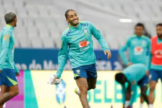 Raphinha durante treino da seleção brasileira na Neo Química Arena