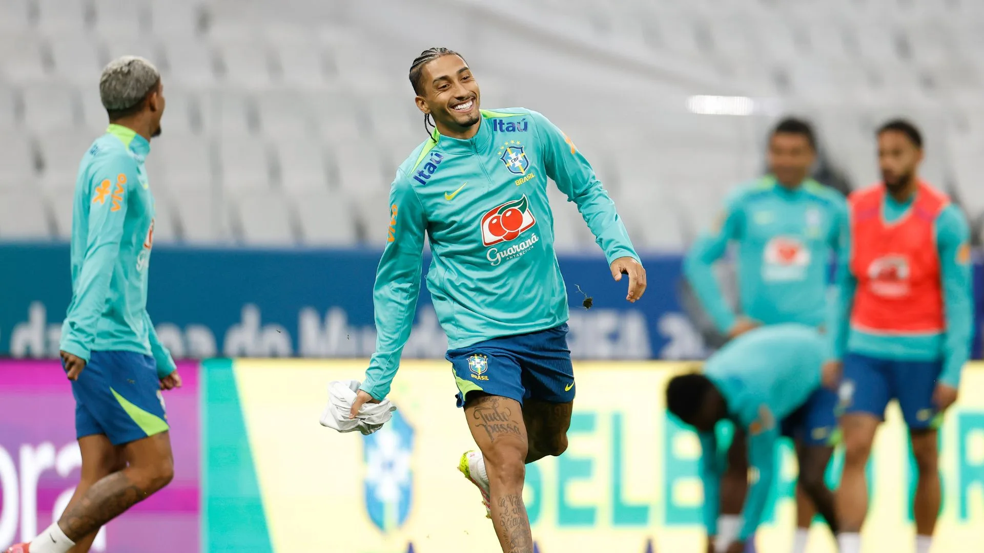 Seleção brasileira deve ter Raphinha, Matheus Cunha e Gabriel Martinelli como novidades para duelo contra o Paraguai