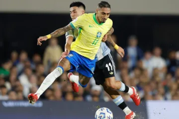 Falcão defende Raphinha jogando pela direita na seleção brasileira: “Um contra um ele passa muito fácil”