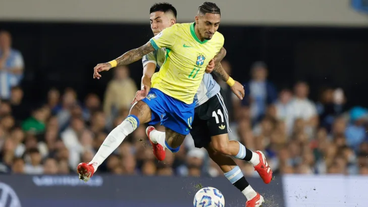 Falcão defende Raphinha jogando pela direita na seleção brasileira: “Um contra um ele passa muito fácil” Falcão defende Raphinha jogando pela direita na seleção brasileira: “Um contra um ele passa muito fácil”