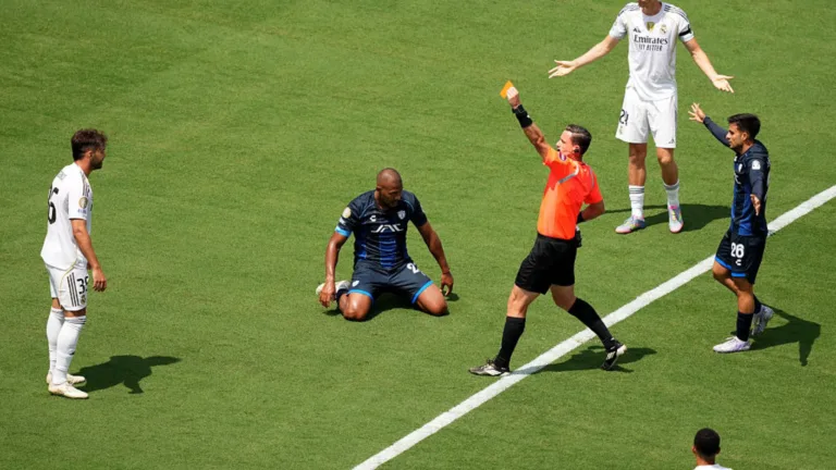 Raúl Asencio, do Real Madrid, é criticado por torcedores na web após expulsão contra o Pachuca