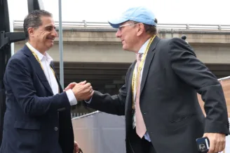 Renato Paiva é cumprimentado por Textor, dono do Botafogo