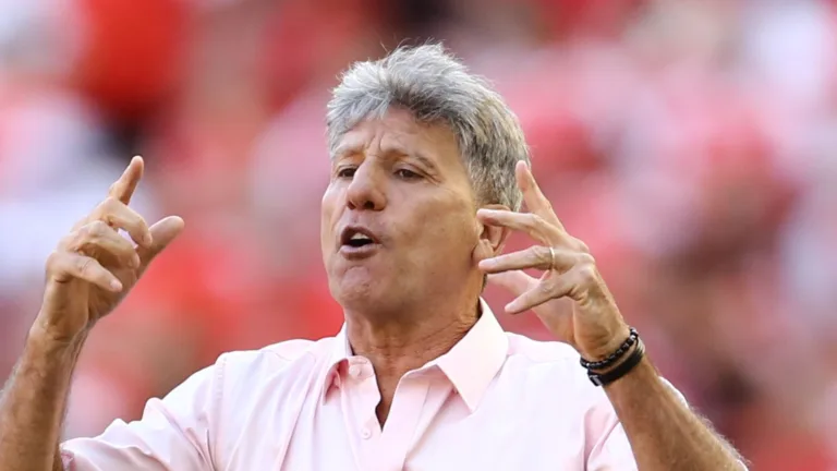 Cicinho exalta futebol do Fluminense com Renato Gaúcho: “Traz leveza e dá liberdade para os jogadores”