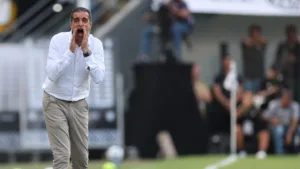 Renato Paiva rebate críticas sobre mudanças no esquema do Botafogo: “Depois eu sou o burro”