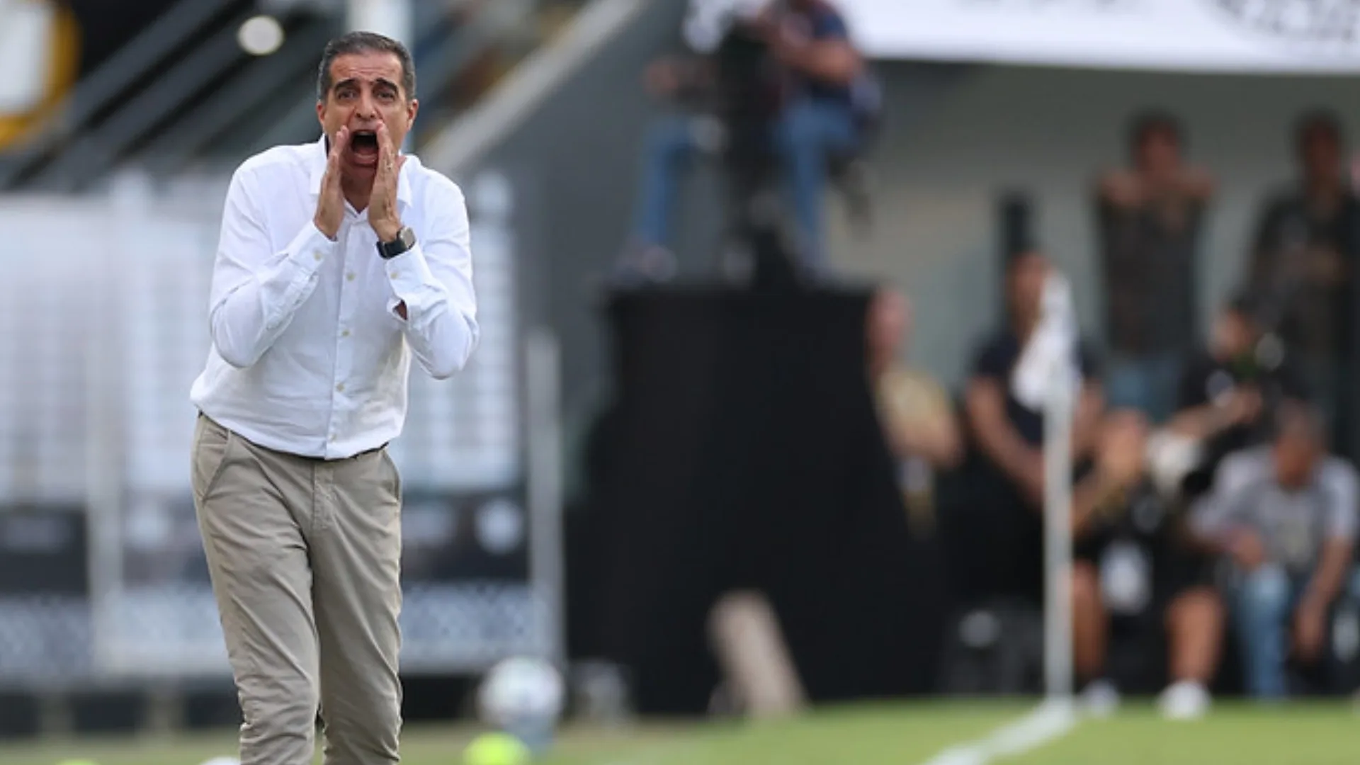 Renato Paiva rebate críticas sobre mudanças no esquema do Botafogo: “Depois eu sou o burro”