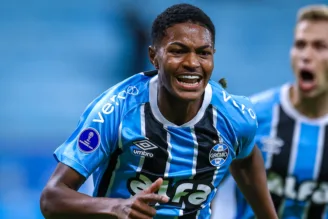 Riquelme festeja gol do Grêmio contra Sportivo Luqueño