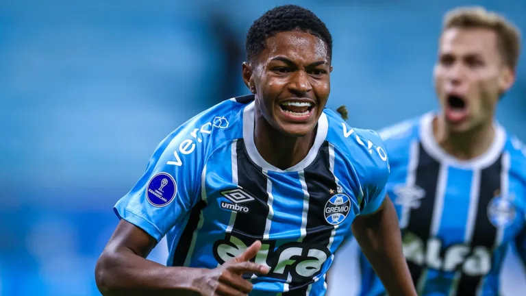 Torcedores do Grêmio repercutem ausência de Cristaldo contra o Alianza Lima e pedem Riquelme como titular: “Nada de Edenilson”