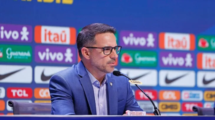 Diretor da seleção brasileira, Rodrigo Caetano responde às críticas de Renan Lodi: “Talvez ele tenha se equivocado na forma, na expressão” Diretor da seleção brasileira, Rodrigo Caetano responde às críticas de Renan Lodi: “Talvez ele tenha se equivocado na forma, na expressão”