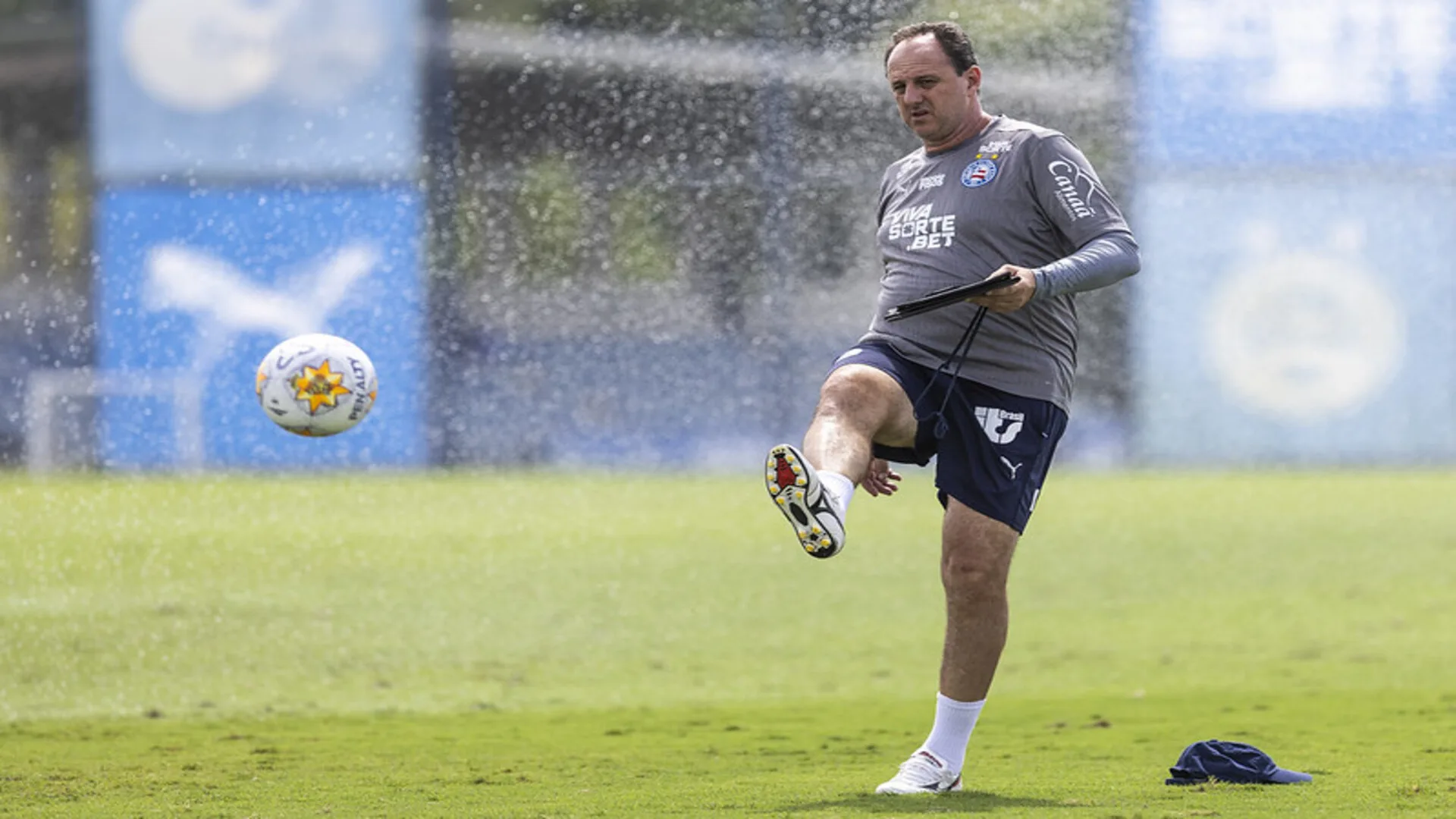 Rogério Ceni elogia Michel Araújo por fase artilheira no Bahia: “Positivo para um meio-campista”