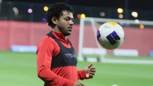 Romarinho quer voltar ao futebol brasileiro, mas Santos descarta negociação, segundo Nicola: “R$ 1 milhão por mês”