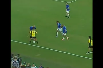 Ronaldinho Gaúcho ‘humilha’ segurança de Messi com elástico e leva torcedores ao delírio durante evento nos EUA; assista