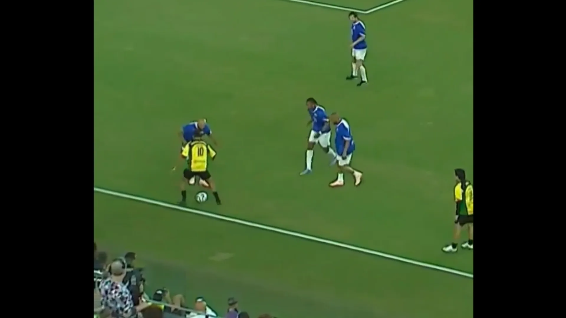 Ronaldinho Gaúcho ‘humilha’ segurança de Messi com elástico e leva torcedores ao delírio durante evento nos EUA; assista