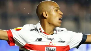 São Paulo pode mudar função de Ryan Francisco e quer que jovem tenha mais tempo em campo