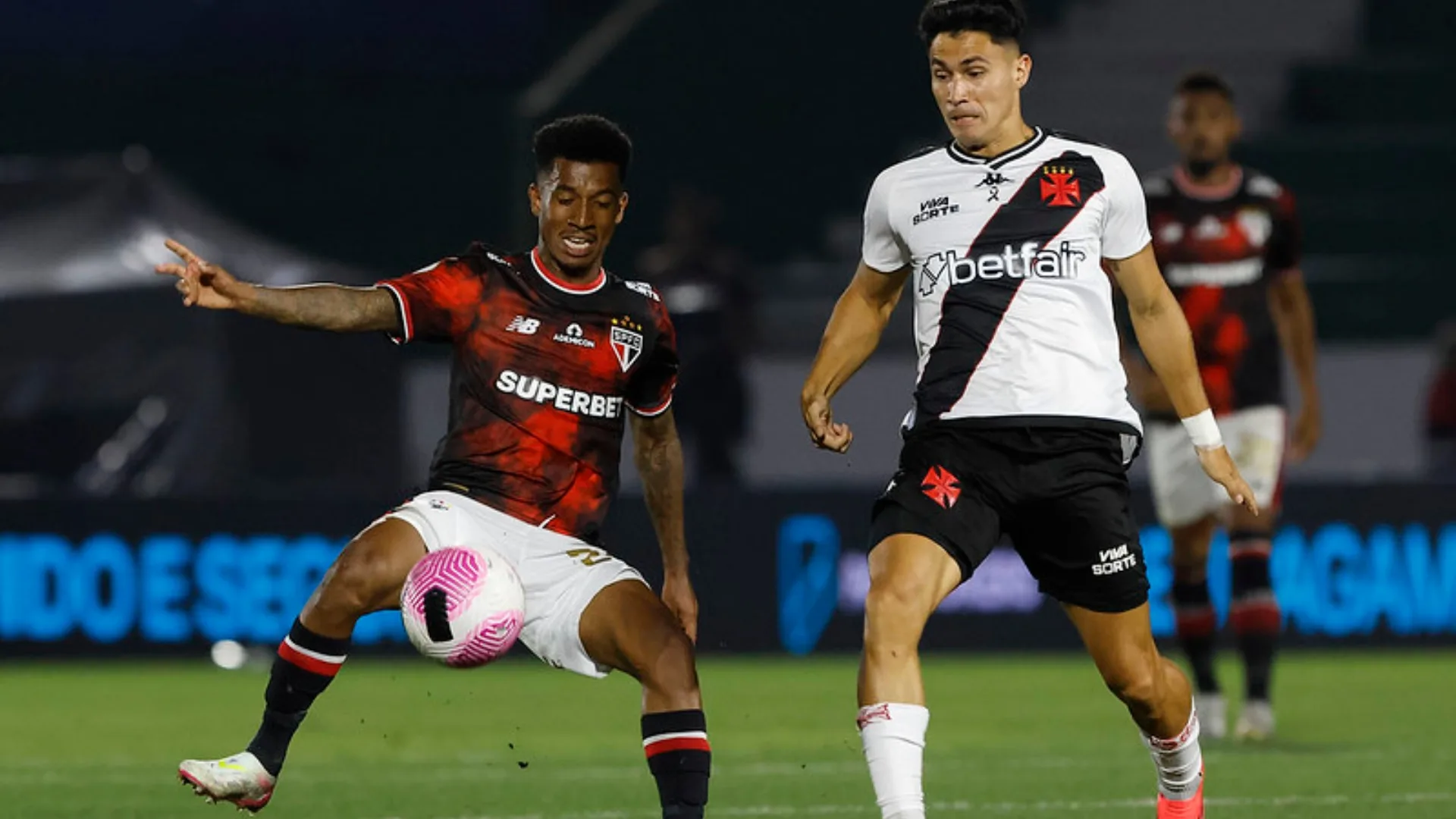 Cicinho indica melhora do Vasco e cobra São Paulo por vitória no Brasileirão: “Prevalecer o mando de campo”