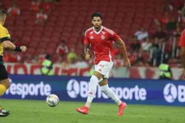 Kaique Rocha permanece no Internacional e torcedores criticam a diretoria: “Depois os dirigentes reclamam da falta de dinheiro”